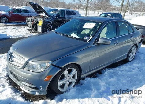 2011 Mercedes-Benz C 300 Sport 4Matic z USA, uszkodzony, nr VIN WDDGF8BB4BR157335